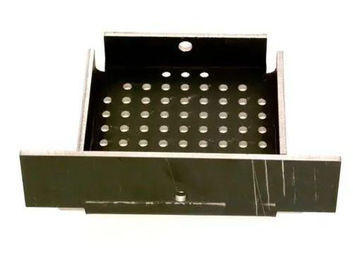 Bosch Brennerrost mit perforierter Oberfläche und einem rechteckigen Rahmen, geeignet für den Einsatz in Heizsystemen.